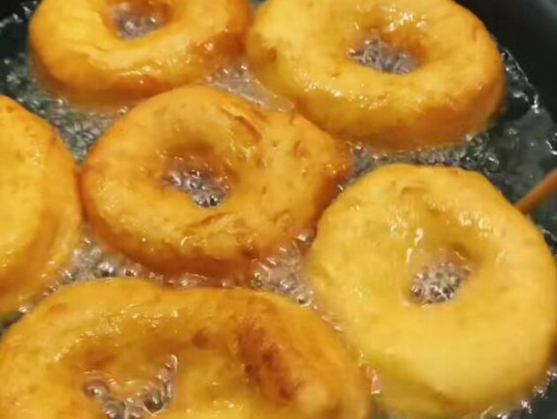 Зробіть це просте тісто – і пончики будуть не тільки пухкими, а й дуже смачними. Швидкий рецепт