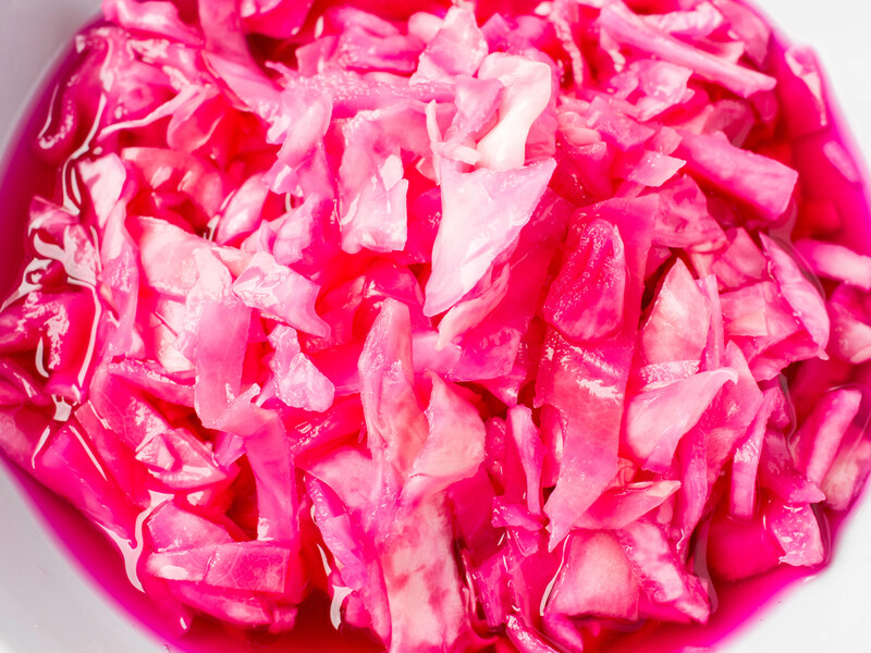 Делается очень быстро! Рецепт вкусной и хрустящей маринованной капусты со свеклой