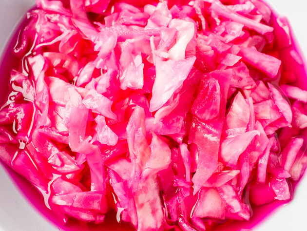 Робиться дуже швидко! Рецепт смачної і хрумкої маринованої капусти з буряком