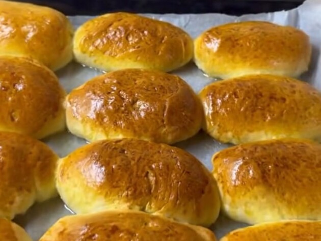 Із цього тіста пиріжки виходять дуже ніжними й пишними. Увесь секрет – у рецептурі