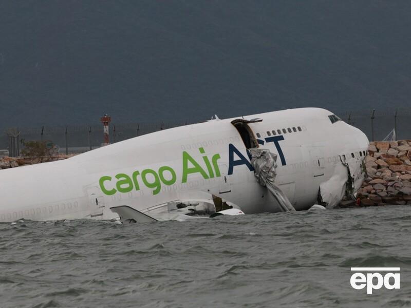 В Гонконге самолет выкатился со взлетной полосы в море, есть погибшие