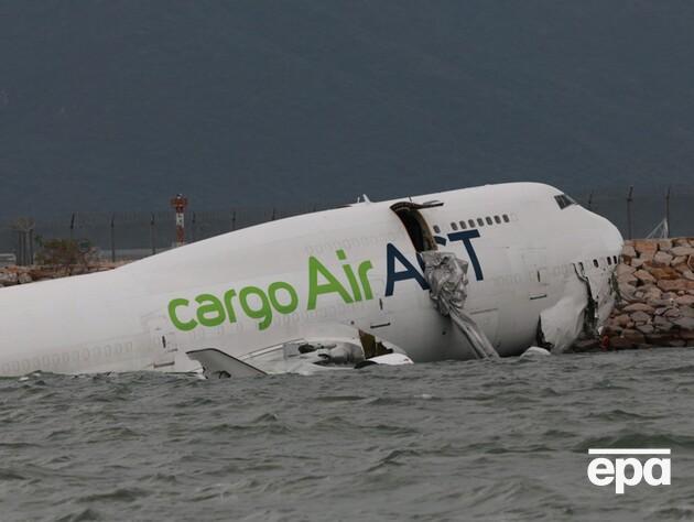 В Гонконге самолет выкатился со взлетной полосы в море, есть погибшие