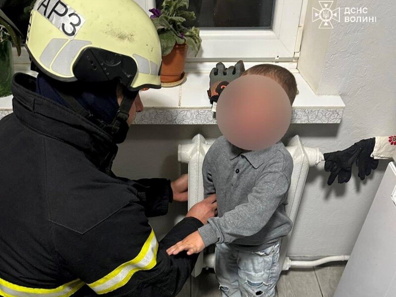 "Діалог зі сльозами на очах". Рятувальники показали, як визволяли хлопчика, котрий застряг у радіаторі