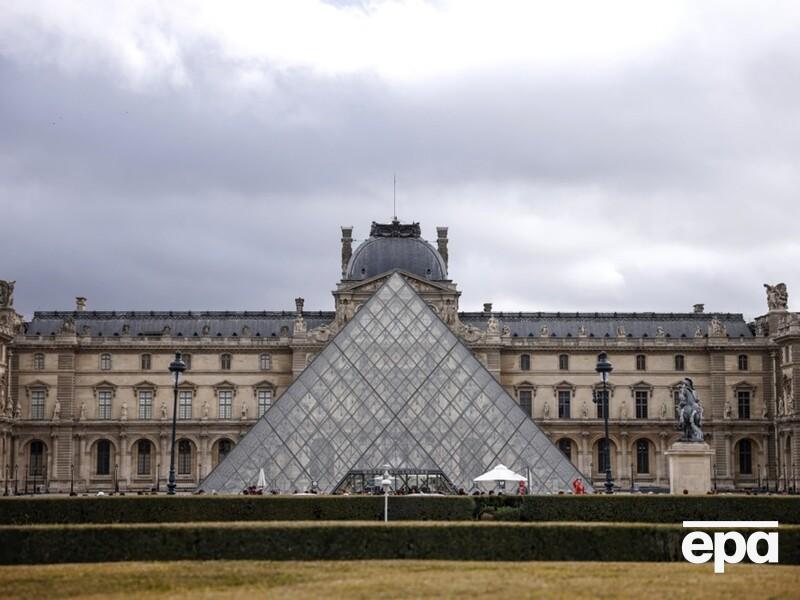 Что известно о драгоценностях, которые украли из Лувра. Фото