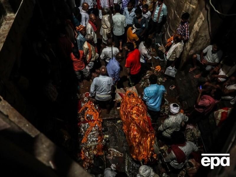 "Хотел увидеть, кто придет на его похороны". В Индии мужчина инсценировал собственную смерть