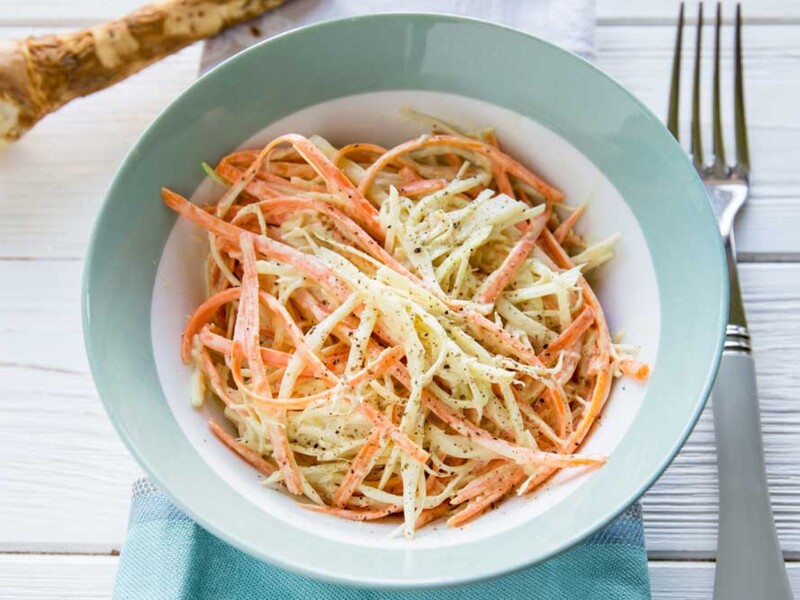 Пока все квасят капусту, приготовьте из нее салат 