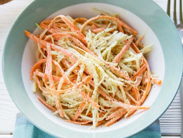 Поки всі квасять капусту, приготуйте з неї салат 