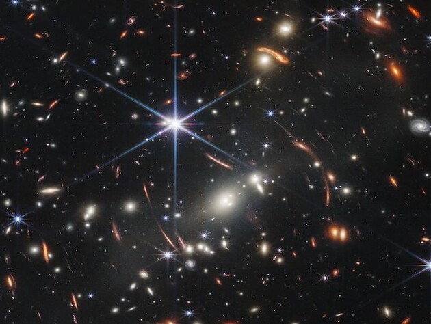 Науковці виявили згусток невидимої темної матерії за 7,3 млрд світлових років від Землі