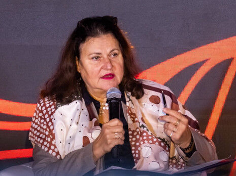 Мама погибла на его глазах. Весь в огне, он сам выполз из-под завалов. Роману было всего семь лет 