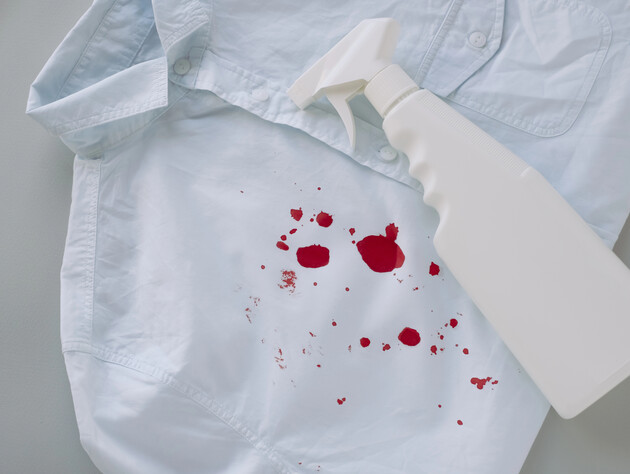 Нанесите этот аптечный препарат на пятно – и оно исчезнет. Как легко и быстро отстирать кровь с одежды