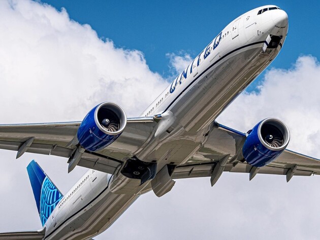 У Boeing на висоті 11 тис. м тріснуло лобове скло. За однією з версій, по ньому був удар