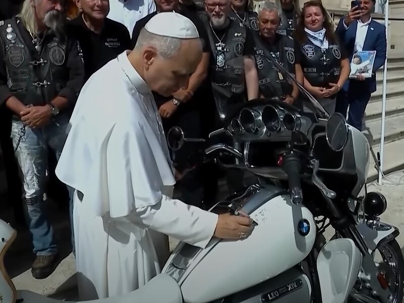 На аукціоні продали ексклюзивний мотоцикл папи римського