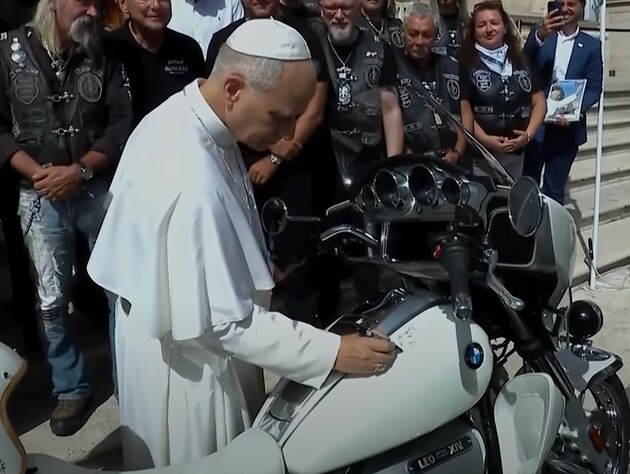 На аукционе продан эксклюзивный мотоцикл папы римского