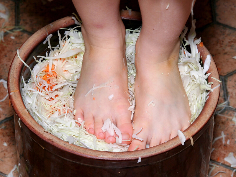 Если так квасить, капуста завоняется и потемнеет. Досадная ошибка, которая испортит даже самый лучший рецепт