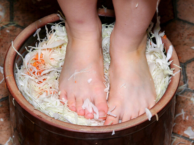 Якщо так квасити, капуста засмердиться й потемніє. Прикра помилка, яка зіпсує навіть найкращий рецепт