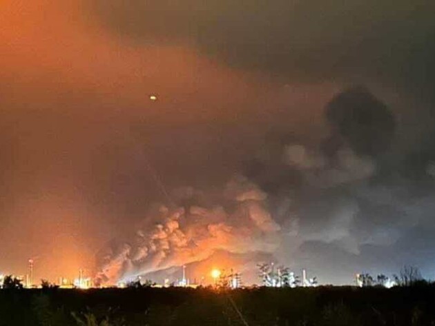 В Угорщині спалахнув великий НПЗ, який працює на нафті з РФ. Орбан відреагував