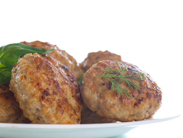 Посолите котлеты в этот момент, чтобы они набрались вкуса и сочности