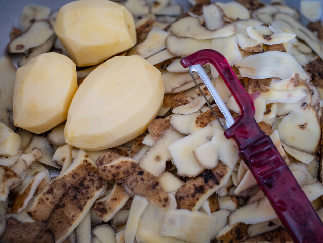 Чому досвідчені городники ніколи не викидають картопляне лушпиння у сміття. Секретний лайфхак