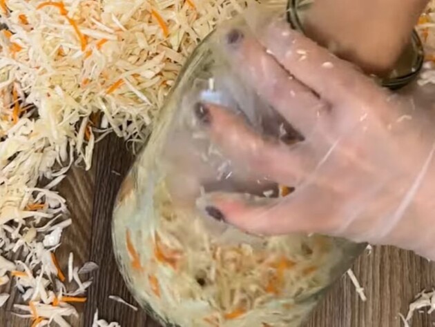 Квасити потрібно в жовтні. Рецепт незрівнянної квашеної капусти на зиму – хрумкої, соковитої й ароматної