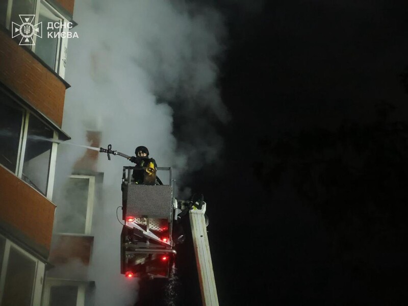 РФ ударила вночі по Києву. Горіли житлові висотки, є загиблі. Фото