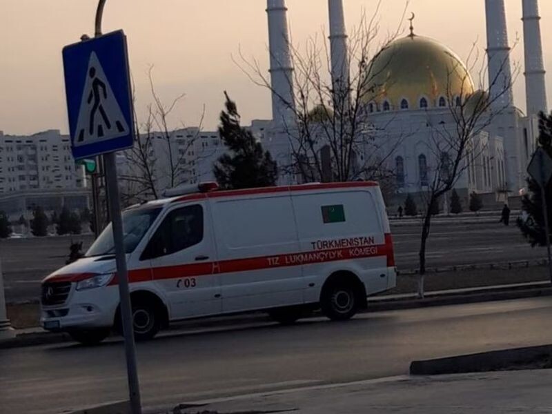 У Туркменістані померла вагітна жінка, коли дорогу перекрили через кортеж президента – ЗМІ