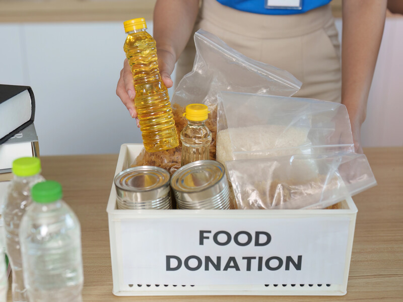 Через шатдаун у США федеральні працівники стоять у чергах по безплатні продукти 