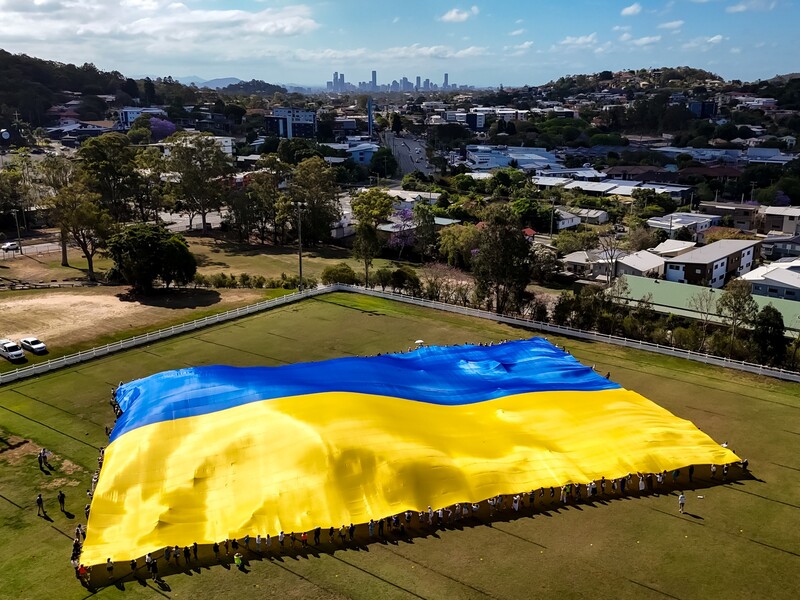 "Живой символ единства, стойкости и свободы". В Австралии развернули самый большой украинский флаг в мире