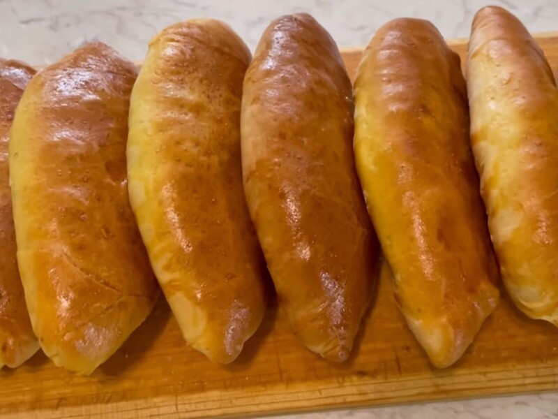 Такие изумительные пирожки делают в пекарне, но по этому рецепту их можно испечь даже дома