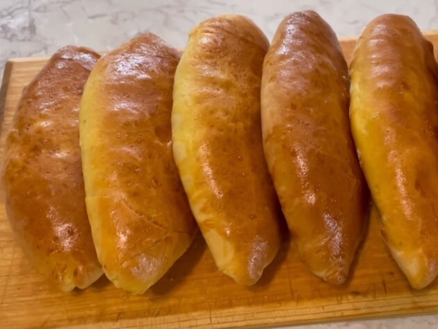 Такі дивовижні пиріжки роблять у пекарні, але за цим рецептом їх можна спекти навіть удома