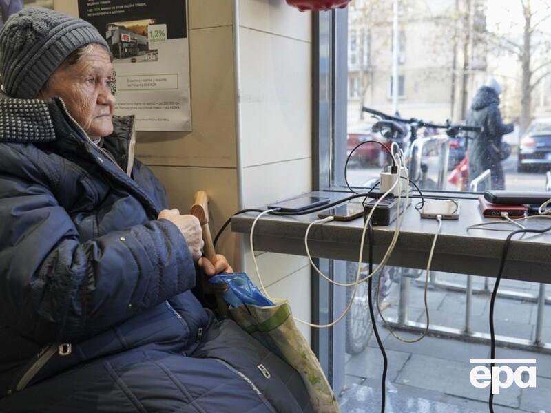 "Спочатку ховаєшся від дронів, потім шукаєш воду". Журналісти розповіли, як живе Чернігів без електрики