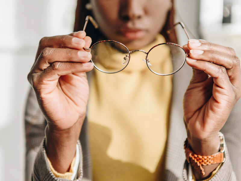 Вичавіть це і змішайте з вазеліном – окуляри стануть як нові. Трюк, від якого подряпини зникнуть