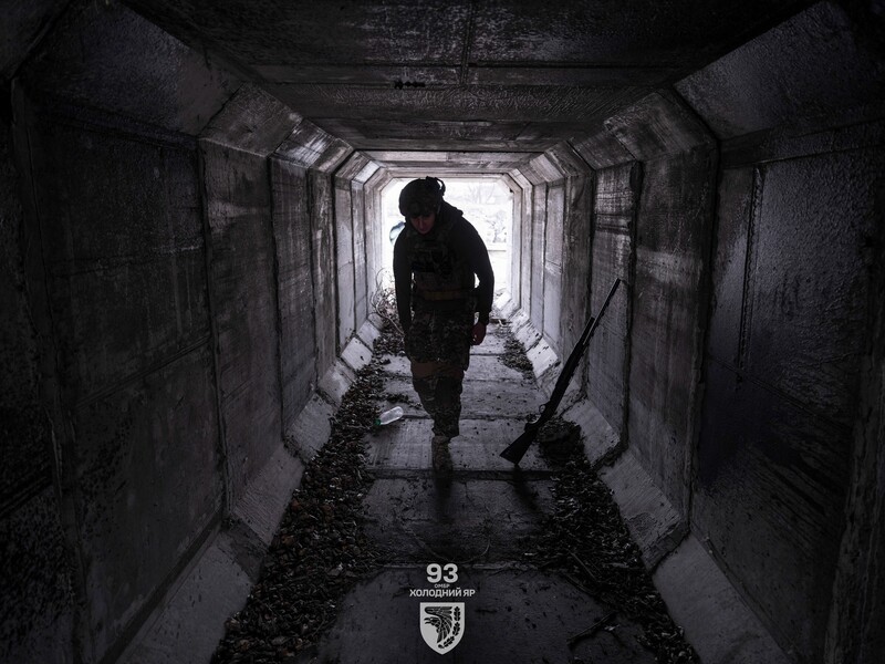 "Виходять із підвалів, лише щоб набрати води". Влада розповіла про ситуацію у Покровську