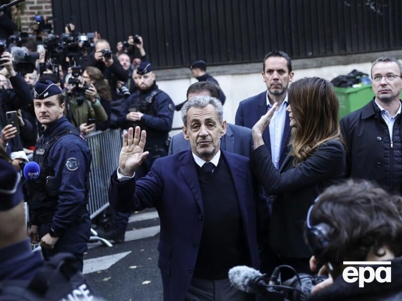 "Учитывая статус". В соседней с Саркози камере живут полицейские, тюремщики возмущены