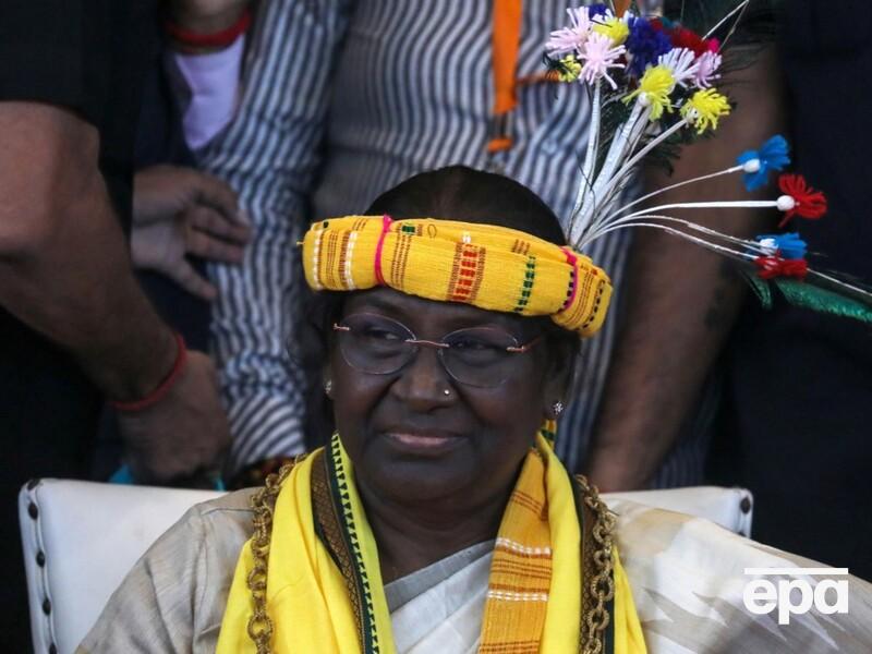 В Индии вертолет с президентом застрял в бетоне. Видео