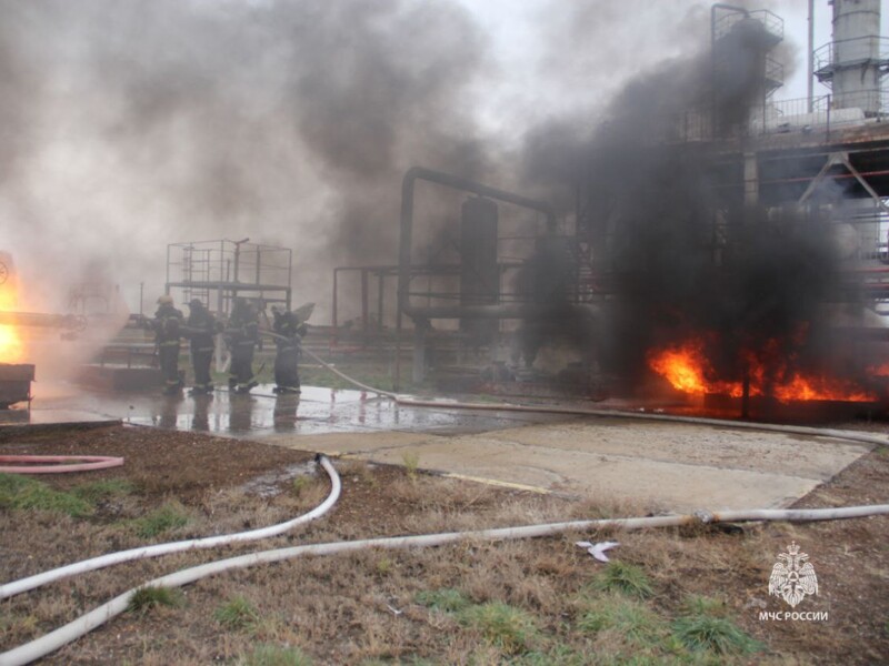 "Сегодня, возможно, его добили!" В РФ дроны атаковали НПЗ, аэродром и ключевую подстанцию