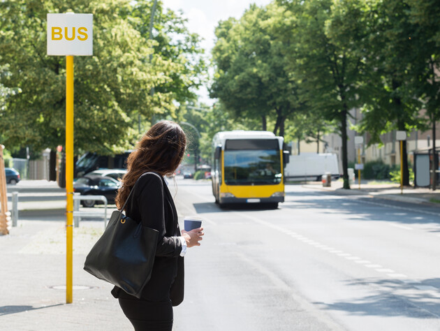 У Лондоні жінці виписали $200 штрафу за вилиту в каналізацію каву. Вона пішла до суду