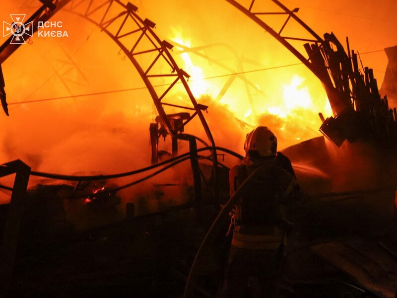 Уночі РФ атакувала Україну. Постраждали люди й інфраструктура, загинув рятувальник 