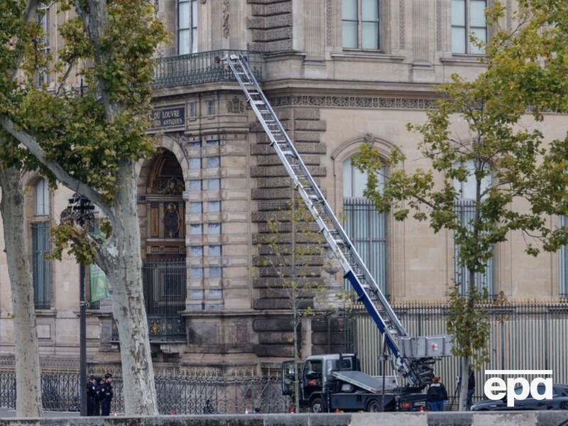 "Когда нужно сделать быстро". Производитель подъемника превратил ограбление Лувра в рекламу