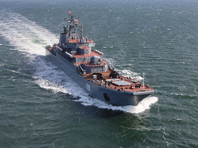 Неподалік Німеччини загадково стоїть десантний корабель РФ, його пов'язували з появою дронів