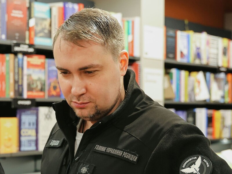 Буданову в магазине наставили вилку в лицо. Реакцию главы ГУР обсуждают в сети. Видео