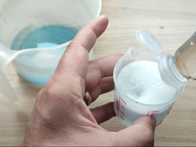 Ця саморобна суміш знесе вапняний наліт, що в'ївся, зі стінок унітаза. Бюджетний лайфхак