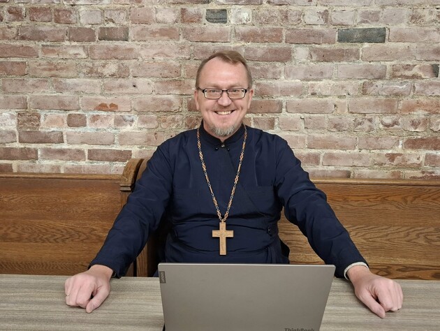 Священника, який приїхав у Фінляндію працювати з українськими біженцями, підозрюють у брехні й підтримці РФ