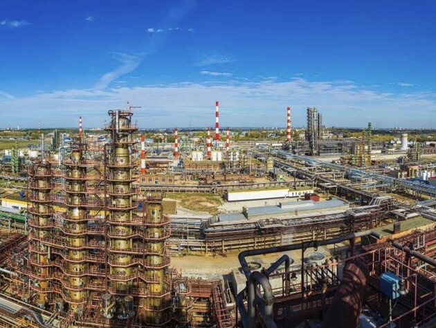 Четвертий за величиною НПЗ РФ частково зупинив роботу після атаки дронів – Reuters