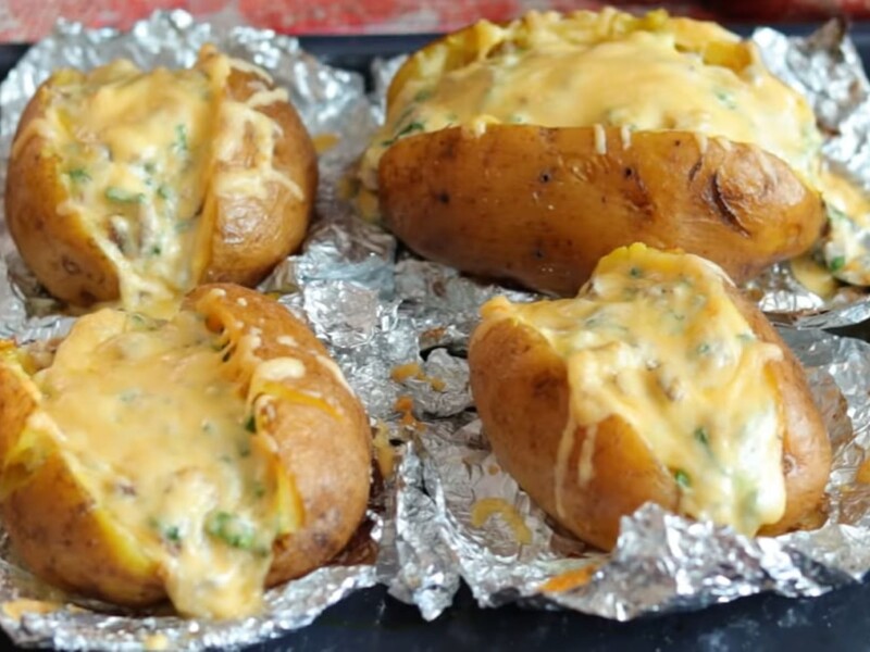Запечіть у фользі картоплю, а потім викладіть цю начинку. Рецепт ситної страви з неймовірним ароматом
