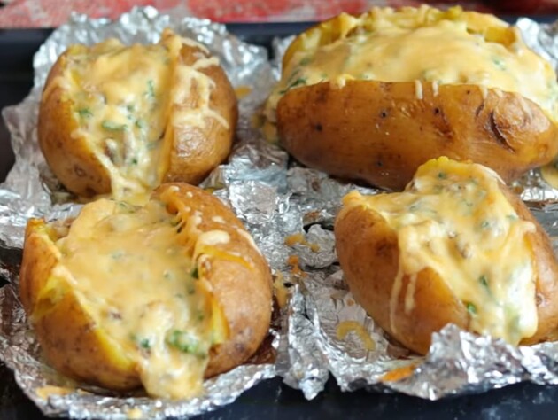 Запеките в фольге картофель, а затем выложите эту начинку. Рецепт сытного блюда с невероятным ароматом