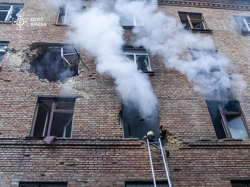 РФ била по Киеву баллистикой. Поврежден детсад, есть раненые