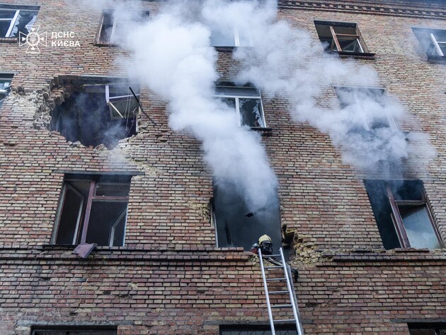 РФ била по Киеву баллистикой. Поврежден детсад, есть раненые