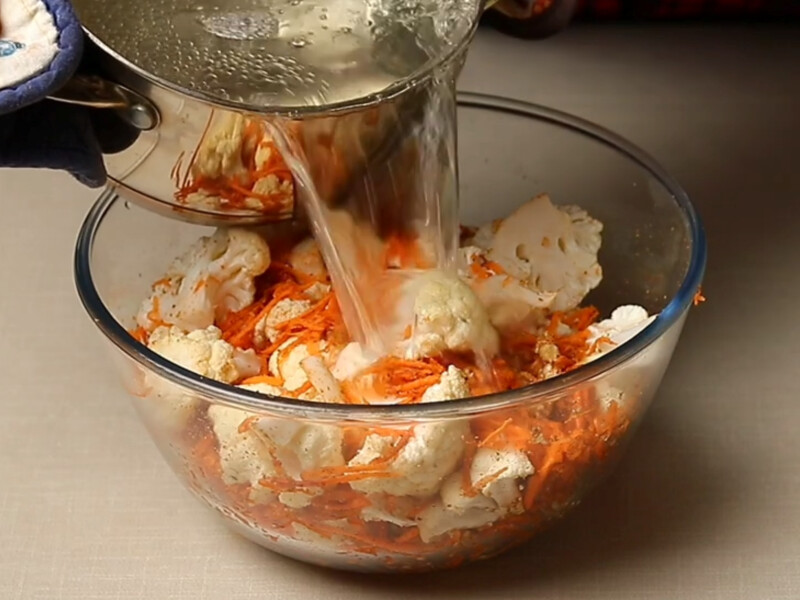 Вечером залейте маринадом – а утром наслаждайтесь вкусной и хрустящей цветной капустой. Рецепт