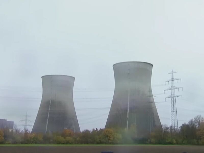 В Германии взорвали градирни крупнейшей АЭС страны. Видео