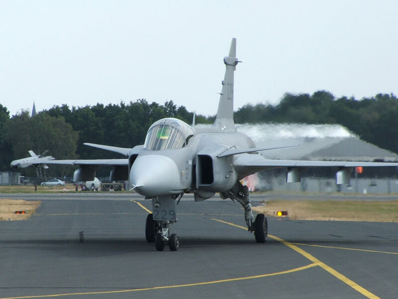 "Смогут защитить небо". Зеленский сообщил, когда Украина должна получить первые Gripen